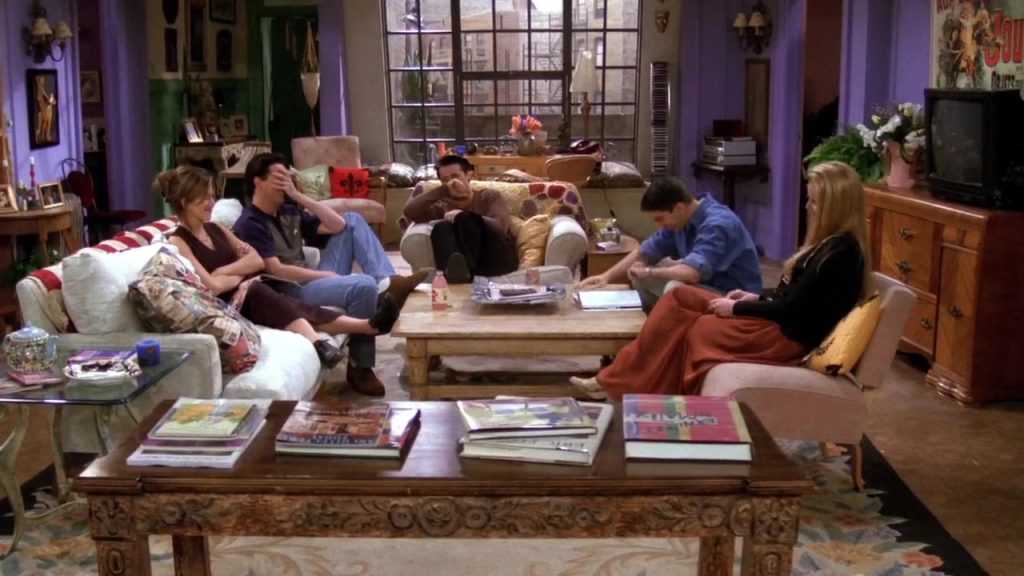 The Friends group gathered in Monica’s apartment during Friends S01E22, a perfect scene for cinema language learning.