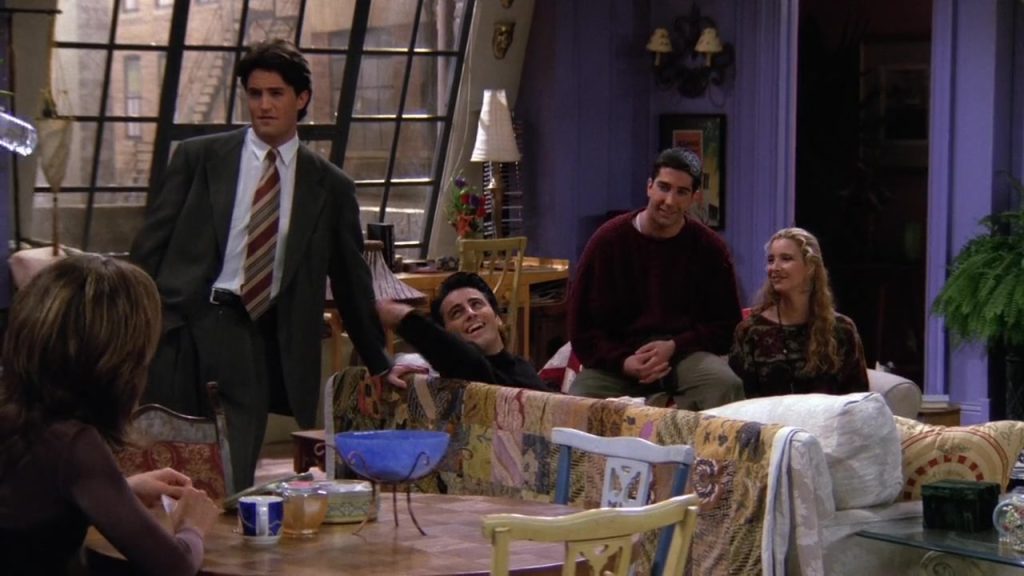 Chandler arriving in Monica’s apartment during Friends S01 E15