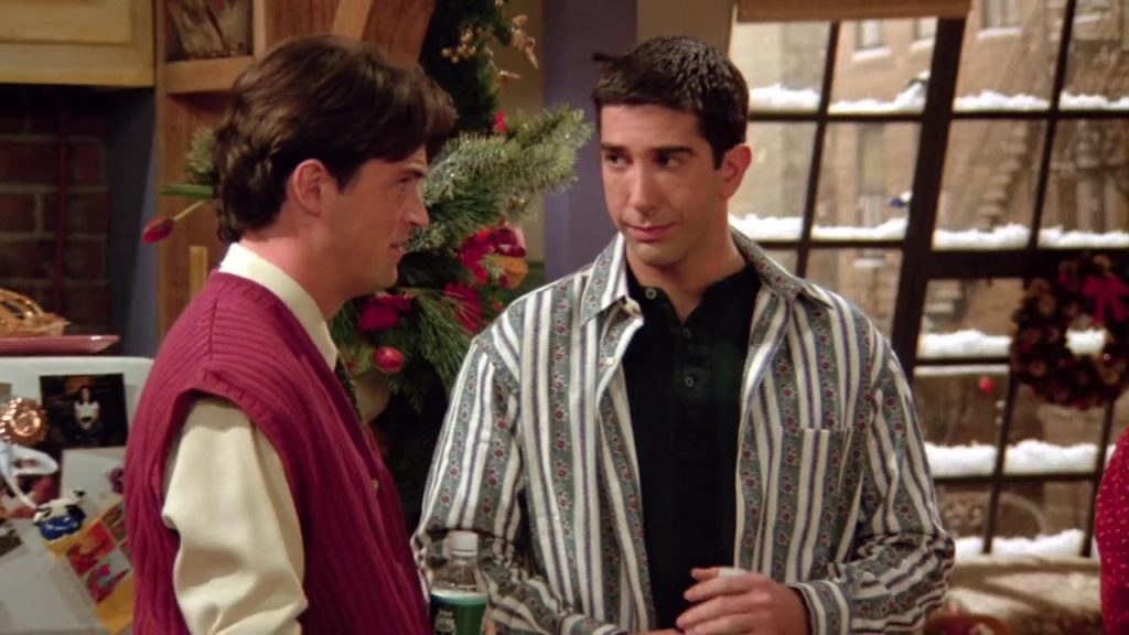 Chandler and Ross having a conversation in Monica’s apartment decorated for Christmas in Friends S01E10.