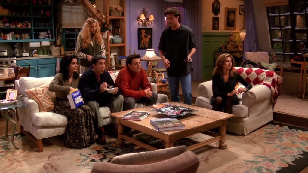  Ross, Monica, Joey, Rachel, Phoebe, and Chandler sit in an apartment watching TV in Friends.
