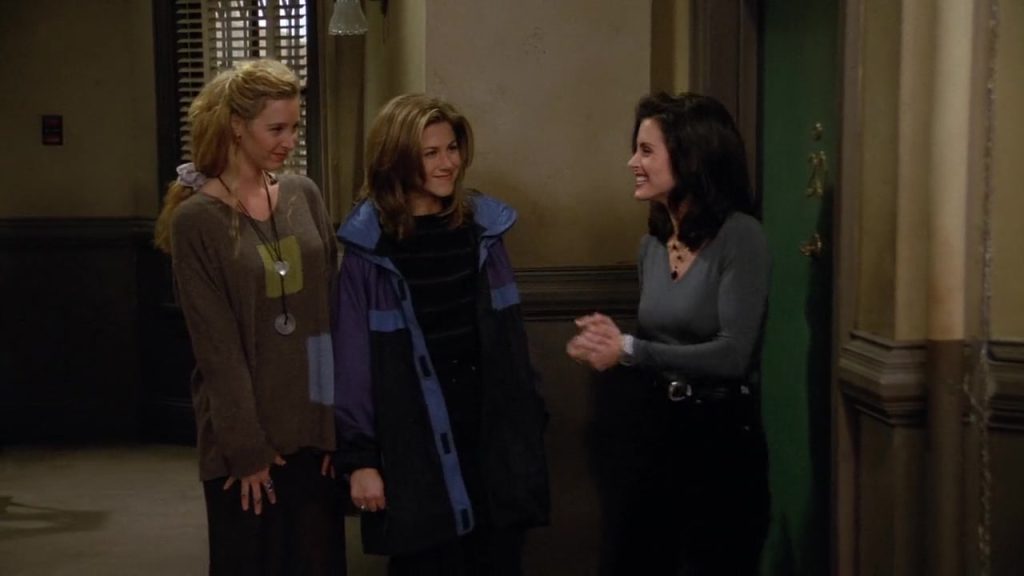 Monica, Rachel, and Phoebe chatting in Friends S01 E09 before Thanksgiving dinner.