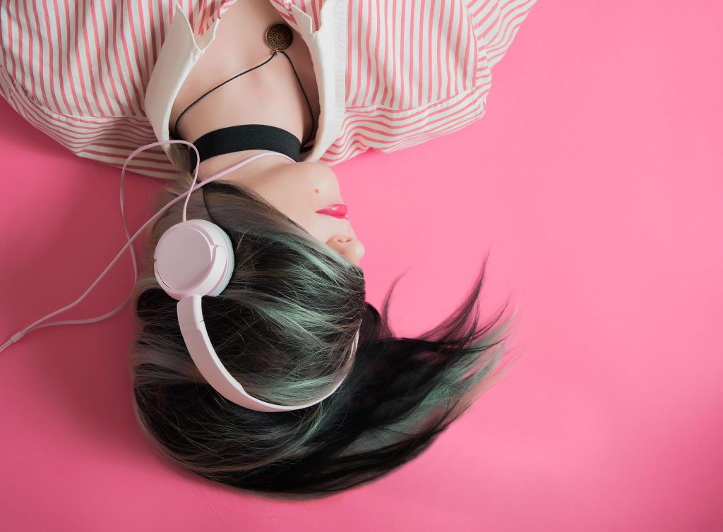 Learning English with Spotify while listening to podcasts using headphones