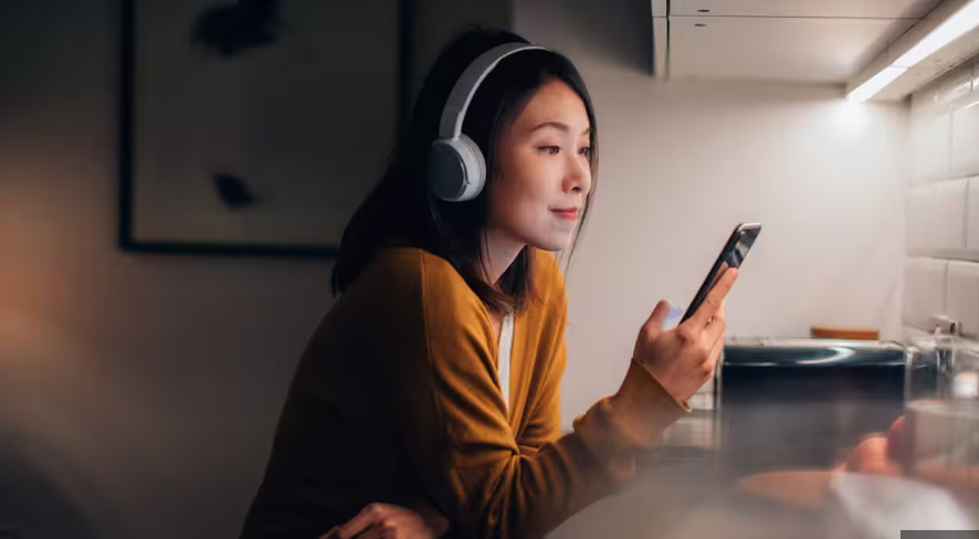 Language learning with Spotify podcasts on a mobile phone