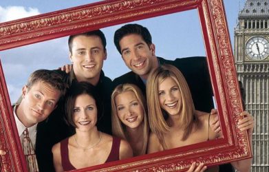he Friends cast posing in a picture frame with Big Ben in the background, ideal for learning English with Friends