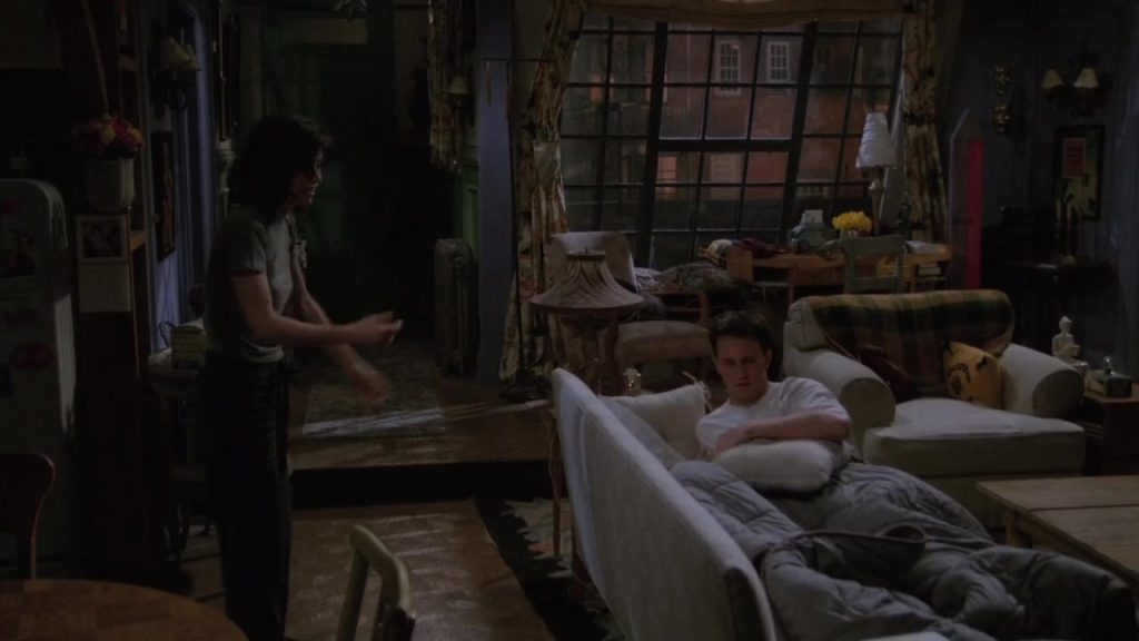 Chandler sleeping on Monica’s couch in Friends S02E19, a scene that highlights everyday English expressions and humor.