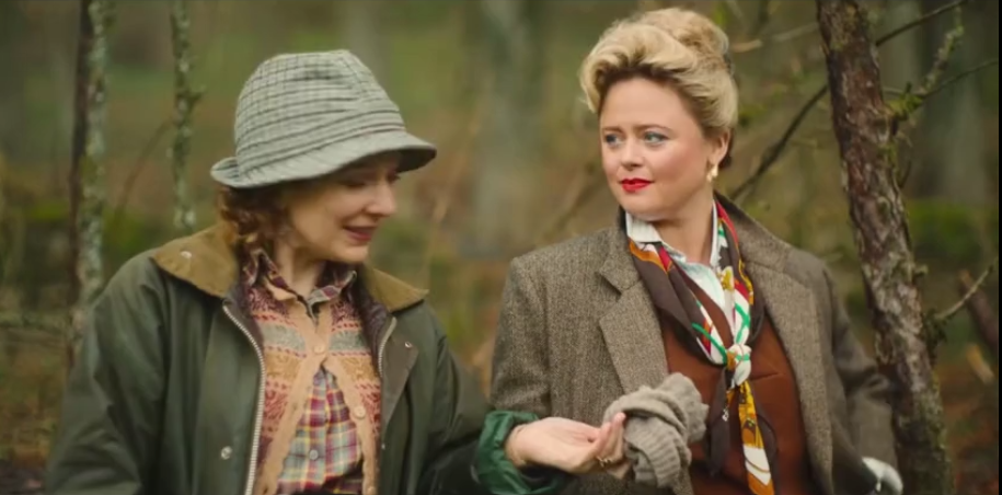 Two characters from Rival S01E04 discussing during an outdoor scene, perfect for language learning through films.