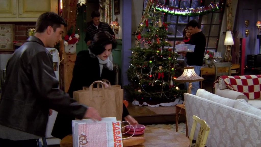 Friends S02E09 Monica and Ross decorating a Christmas tree.