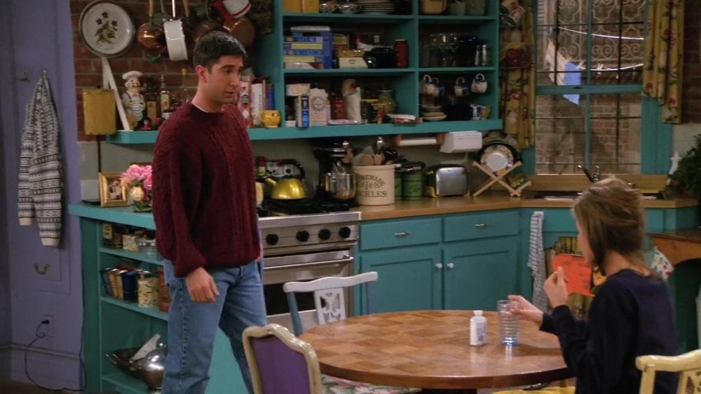 Ross and Rachel in Monica’s kitchen, having a conversation in Friends S02E07, enriching your Netflix Language Learning.