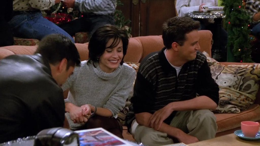  Friends S02E09 scene at Central Perk with Monica, Chandler, and Joey seated during Christmas decorations.