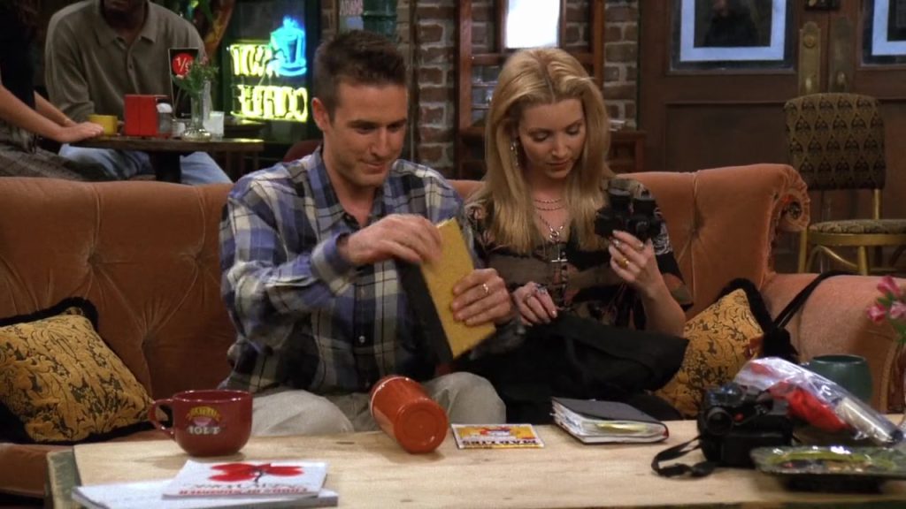 Phoebe and boyfriend from Friends exploring English phrases
